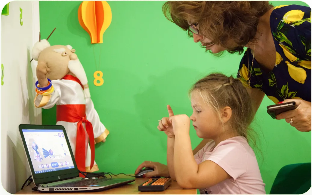 Antrenorul ajută copilul să însușească materia